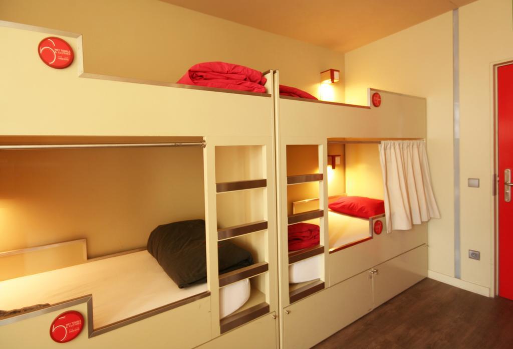 Dreibettzimmer mit Stadtblick